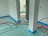 Pogácsás AUSTROTHERM padlófütés rendszerlemez padlófütés csövek rögzítöelemek nélküli, gyors, méretpontos elhelyezésére. 